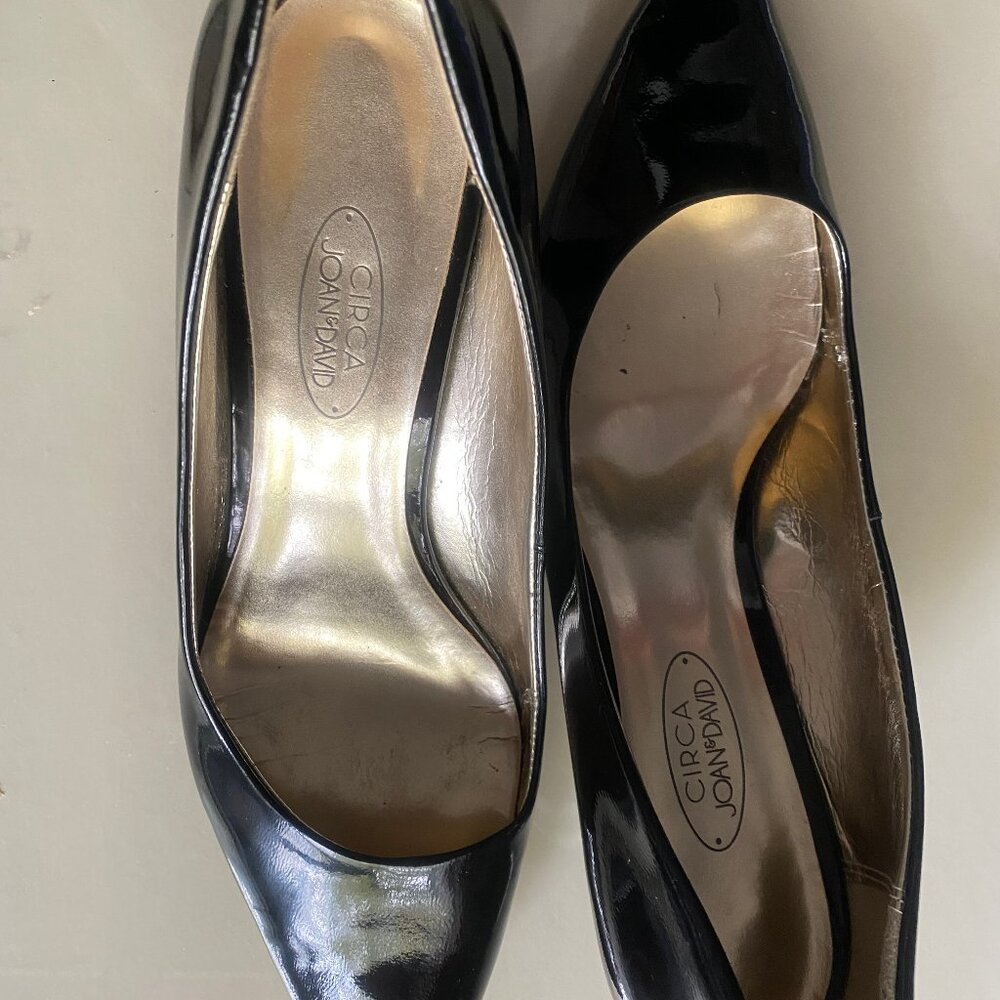 JOAN  & DAVID patent leather  pumps - with kitten heel